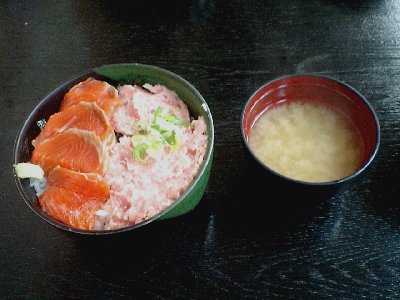サーモンネギトロ丼 1200円なり