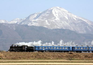 伊吹山をバックに走る北びわこ号