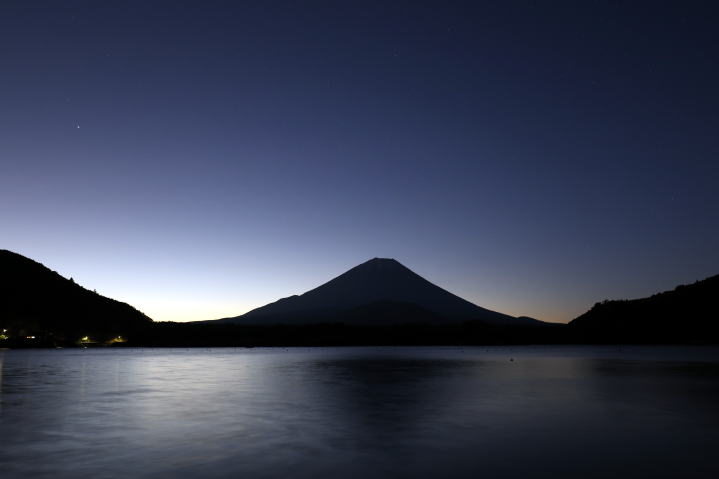 精進湖の夜
