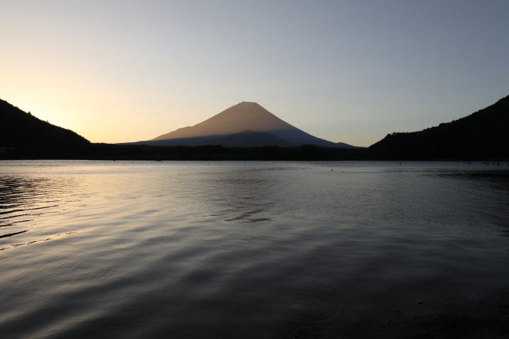 精進湖の朝