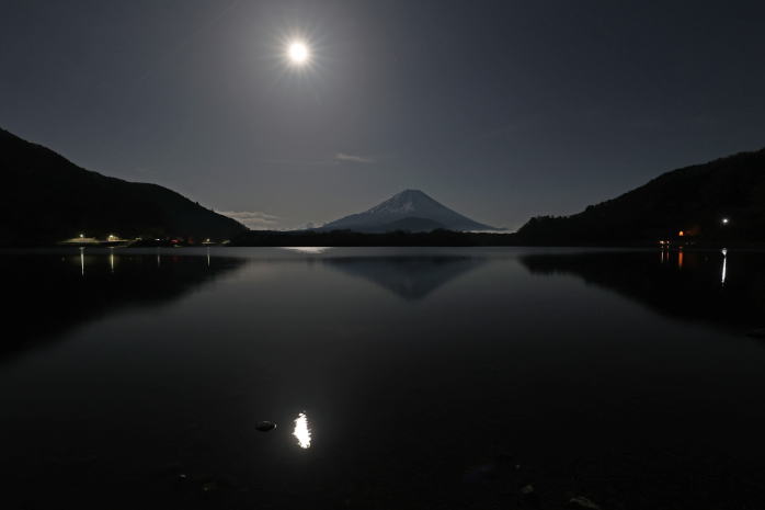 精進湖畔の夜富士