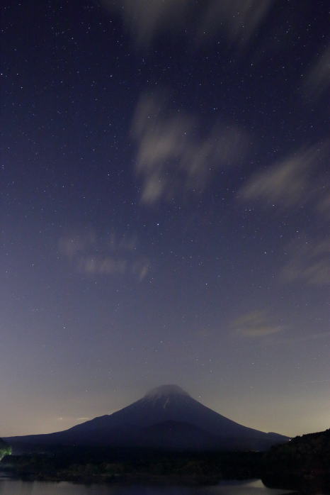 精進湖畔の夜富士