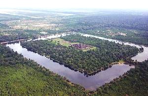 800px-Angkor-Wat-from-the-airs-.jpg